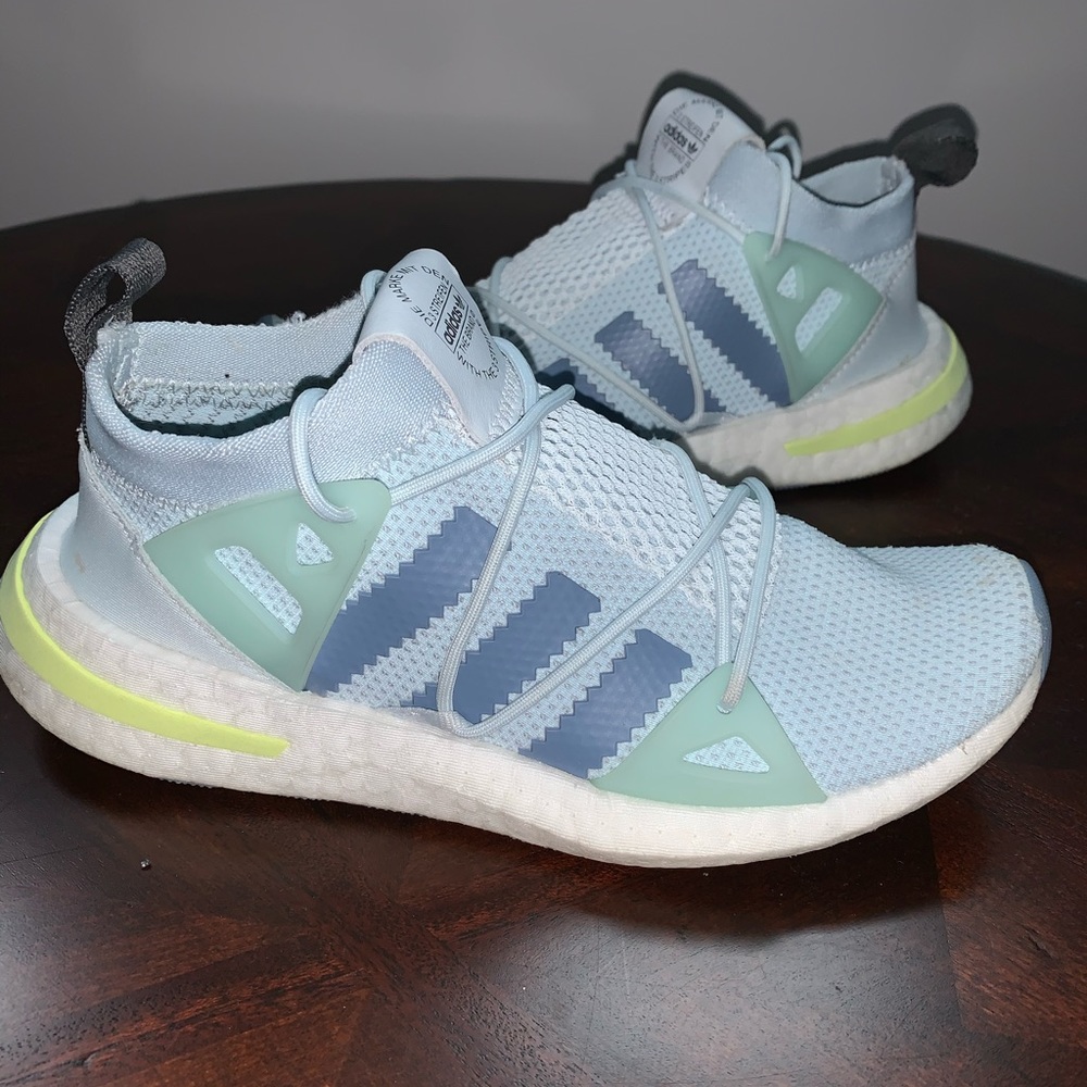 Size 6 Adidas tennis shoes